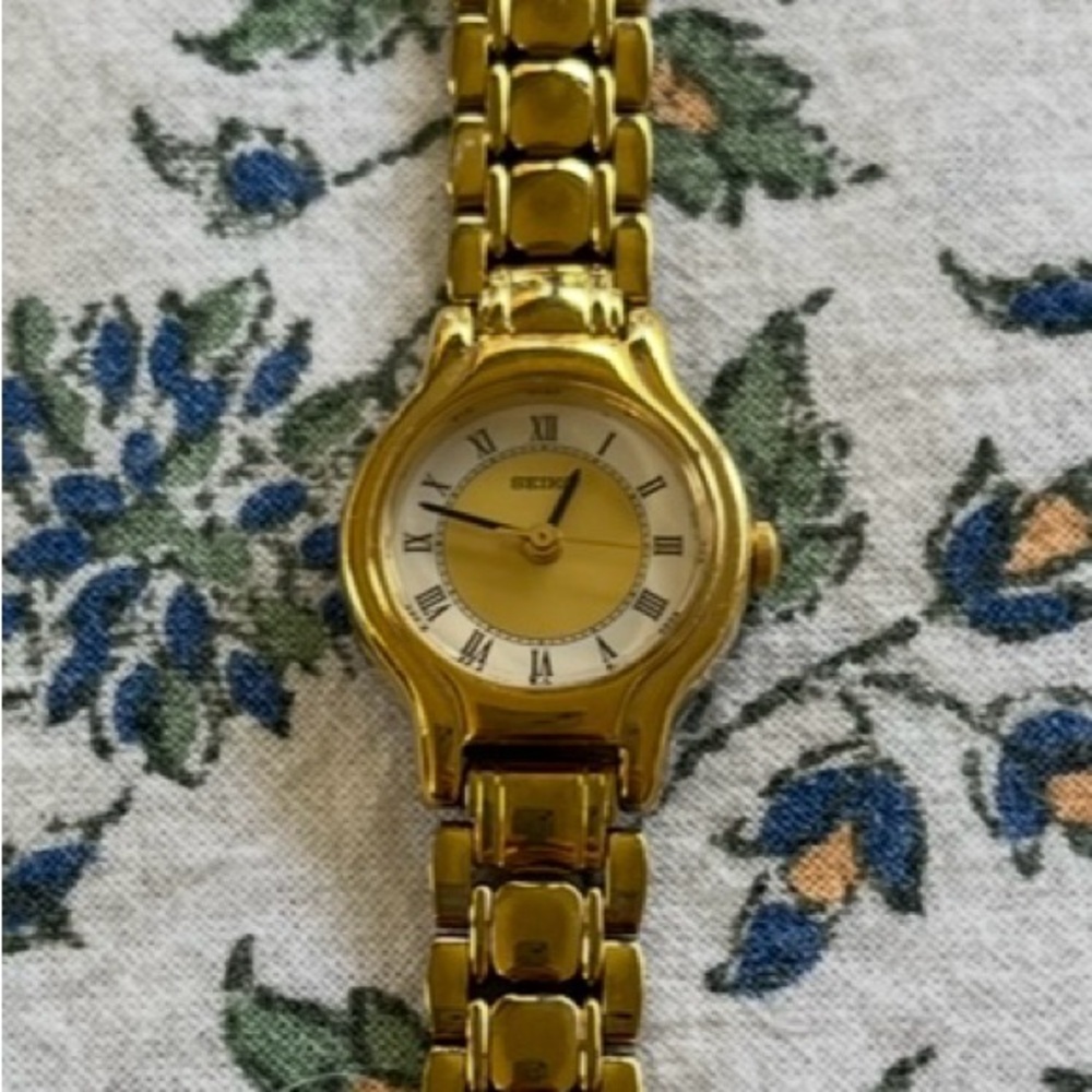 Seiko vintage gold-tone bracelet watch.❣️